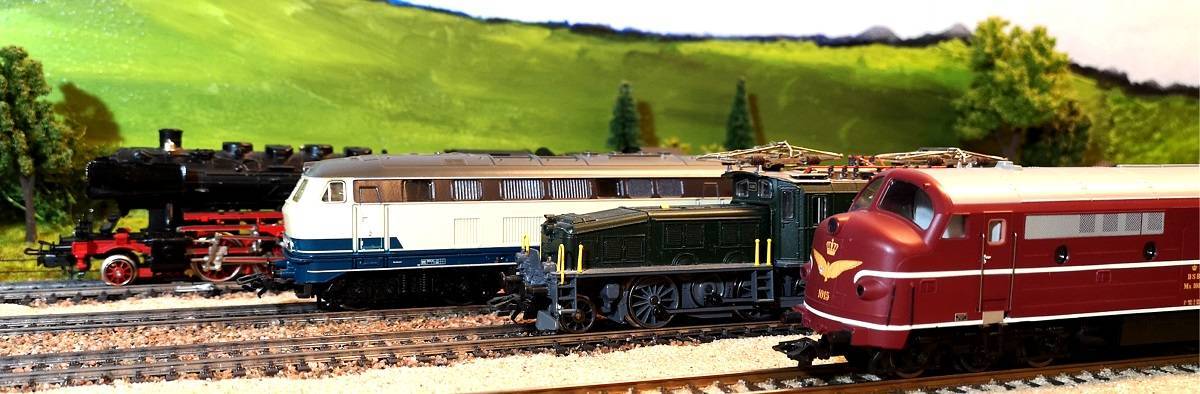 Forsidefoto med lokomotiver på modelbanen